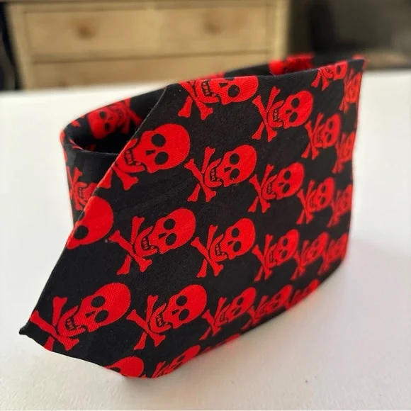 Red and Black Skull Pattern Tie goth Halloween used good condition 💀 - Picture 10 of 12